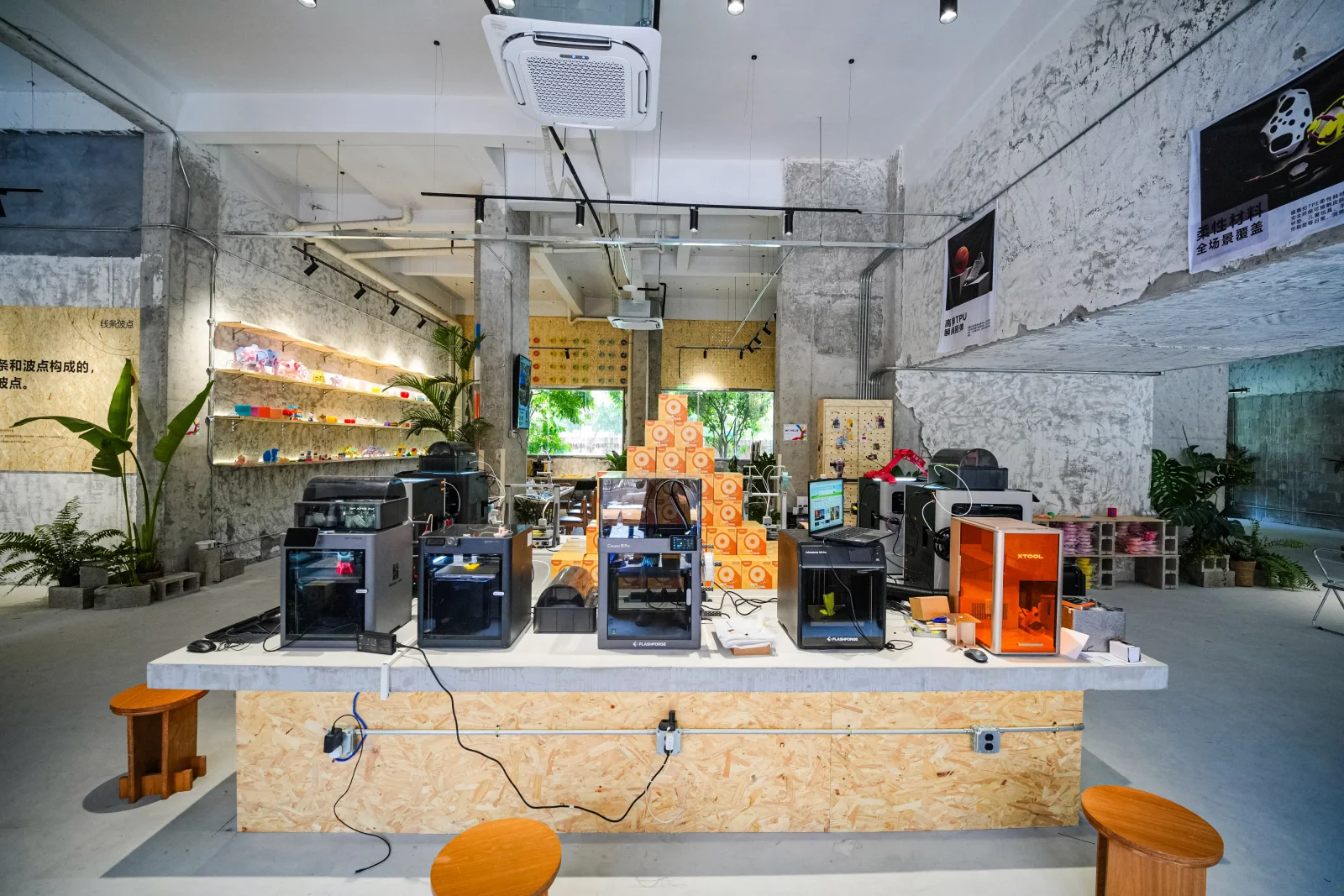 Front view of the central 3D printing workbench